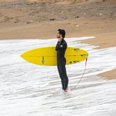 Ingresan a un surfista tras intentar entender los criterios y disparidad de limitaciones