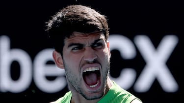Carlos Alcaraz reacciona durante su partido contra Tommy Paul en los octavos de final del Open de Australia.