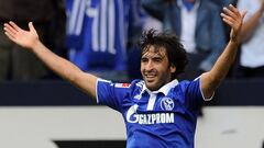 Ra&uacute;l celebra un gol con el Schalke 04.