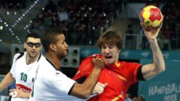 El lateral de la selecci&oacute;n espa&ntilde;ola Viran Morros de Argila con el bal&oacute;n ante el lateral de la selecci&oacute;n de Argelia Messaoud Bekous (i) durante el partido correspondiente a la primera jornada del Mundial de balonmano Espa&ntilde;a 2013 que disputan hoy en la Caja M&aacute;gica de Madrid. 