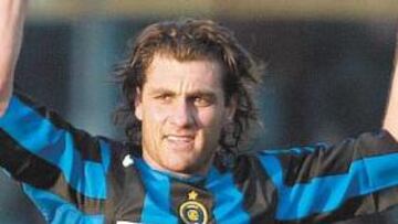 <b>No ha vuelto a un club en el que ya jugara</b>
Desde que con 17 años emigrara de Sydney a Prato en busca de fútbol, Bobo Vieri nunca ha regresado a ningún equipo en el que ya militara antes. Y eso que opciones le sobraban. Torino, Pisa, Ravenna, Venezia, Atalanta, Juventus, Atlético y Lazio le tuvieron, pero sólo un año. Ahora, las discrepancias con su entrenador, que no le considera insustituible; los sueños de su presidente, Torres y Adriano en la delantera del Inter; y sus añoranzas, el Atlético, parece que le moverán este verano. El pasado filtreó con el Manchester y ahora con el Atlético. Pero parece que se quedará en un sueño.