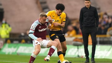 20 November 2021, United Kingdom, Wolverhampton: West Ham United's Jarrod Bowen (L) and Wolverhampton Wanderers' Rayan Ait-Nouri battle for the ball during the English Premier League soccer match between Wolverhampton Wanderers and West Ham Unit