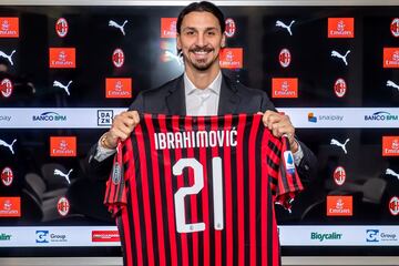 Zlatan Ibrahimovic posa con la camiseta del Milan.