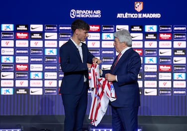 Rodrigo Mendoza recibe la camiseta rojiblanca de manos de Enrique Cerezo en su presentación como nuevo jugador del Atlético de Madrid.