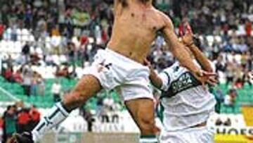 Acuña se estrenó como titular en casa y marcó un gol.