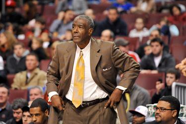 El ilustre exjugador y exentrenador de la NBA Paul Silas murió el 11 de diciembre, a los 79 años, dejando tras de sí un brillante historial. Silas jugó 16 temporadas en la liga norteamericana, desde 1964 a 1980, en la que fue tres veces campeón y dos All-Star. Con los Boston Celtics sumó dos anillos y el tercero lo conquistó con los Seattle Supersonics. Fue elegido en dos ocasiones en el mejor quinteto defensivo de la liga. Se retiró con 36 años y posteriormente dio el salto a los banquillos. Fue el primer entrenador de LeBron James en la NBA, en los Cleveland Cavaliers, y su último equipo fueron los Charlotte Bobcats. Su hijo, Stephen, es actualmente el entrenador de los Houston Rockets.