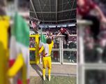 ¡Dio hasta los calzones! Ochoa regaló guantes y su indumentaria a aficionado del Salernitana con la bandera de México
