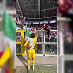 ¡Dio hasta los calzones! Ochoa regaló guantes y su indumentaria a aficionado del Salernitana con la bandera de México