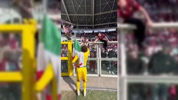 ¡Dio hasta los calzones! Ochoa regaló guantes y su indumentaria a aficionado del Salernitana con la bandera de México