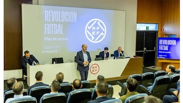 Louzán se dirige a los directivos de los clubes de la Primera División de Fútbol Sala.