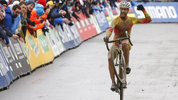 Felipe Orts celebra su segunda plaza en los Mundiales de Ciclocros sub-23 de Biels en 2017.