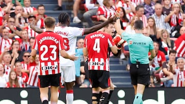 BILBAO (ESPAÑA), 29/09/2024.- El portero del Athletic de Bilbao, Julen Agirrezabala (2d) ve una tarjeta roja durante el partido de LaLiga contra el Sevilla este domingo en el estadio San Mamés en Bilbao. EFE/ Miguel Tona