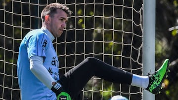 Arquero de Uruguay ninguneó el debut goleador de la Roja