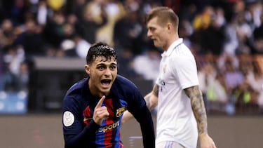 Pedri celebra su gol ante un Kroos cabizbajo.