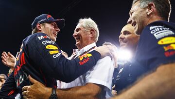 Helmut Marko celebra la victoria de Verstappen en Abu Dhabi 22 junto a Horner.