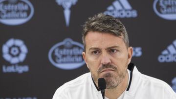 Óscar García escucha una pregunta en la sala de prensa de Balaídos durante la previa de un partido.