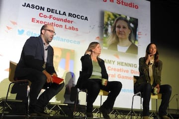 Jason Della Rocca (izquierda) entrevista a Amy Hennig (centro) y Jade Raymond (Derecha) | Fotografía: Dean Takahashi