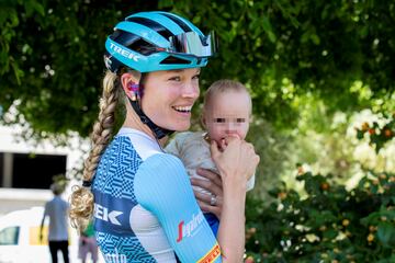 Conciliar el deporte de alto nivel con la maternidad nunca es fácil, y mucho menos cuando la criatura es todavía pequeña. La ciclista estadounidense Tayler Wiles ha disputado La Vuelta teniendo cerca a su hija Sequoia, algo que seguro ha sido bueno para ambas. 
