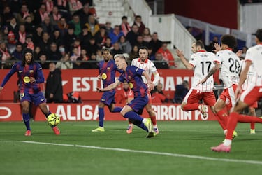 Pase de Lamine Yamal a Dani Olmo, llega antes que Daley Blind al balón y el defensa neeerlandés pisa al centrocampista azulgrana.