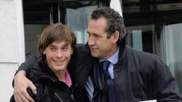 <b>SE VIERON EN SANTANDER. </b>Valdano se despide de Canales y de su padre en el hotel Silken. La carpeta que lleva el director general es el contrato laboral del jugador.