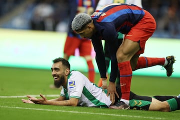 El delantero del Betis, Borja Iglesias, y el defensa del Barcelona, Ronald Araujo.