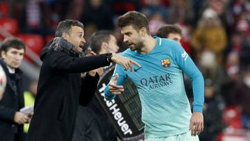 GRA357. Bilbao, 05/01/2017.- El defensa del F.C Barcelona, Gerard Piqué (d), recibe indicaciones del técnico del equipo barcelonista, Luis Enrique, durante el encuentro correspondiente a la ida de los octavos de final de la Copa del Rey, que han disputado esta noche frente al Athletic de Bilbao en el estadio de San Mamés, en la capital vicaína. EFE/LUIS TEJIDO.