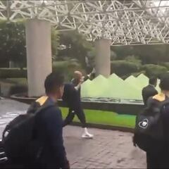 El gesto de humildad de Alves antes de debutar con Pumas