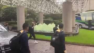 El gesto de humildad de Alves antes de debutar con Pumas