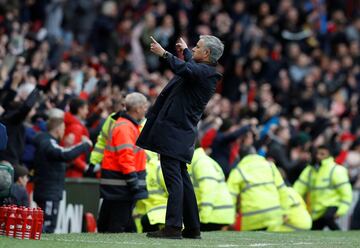 Pese a que los resultados no le han acompañado esta temporada con los 'red devils', 'The Special One' tiene el honor de ser el técnico mejor pagado del mundo. Cada año Mourinho recibe cerca de 26 millones de euros brutos por ocupar el banquillo de Old Trafford.