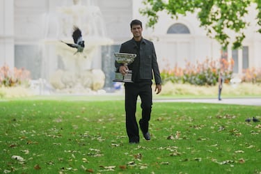 El español Carlos Alcaraz posa con el trofeo de la Norman Brookes Challenge Cup en el Royal Exhibition Building.