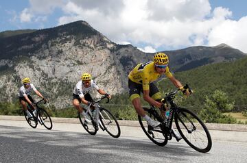 Froome portando el maillot amarillo que le otorga como líder de la general del Tour de Francia de 2017.