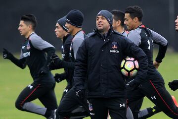 Futbol, Entrenamiento de Colo Colo. El entrenador de Colo Colo Pablo Guede dirige a sus jugadores durante el entrenamiento en el Estadio Monumental.