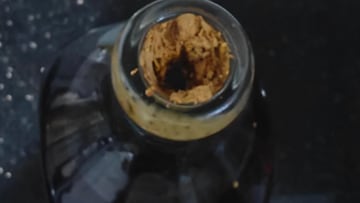 Abre una botella de whisky que tenía reservada desde hace 17 años y se lleva rápidamente una “lección importante”