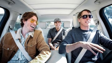 Shaun White, Kelly Slater y Tony Hawk cantando dentro de un coche. 