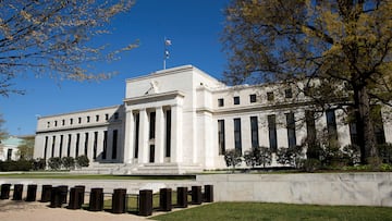 FILE PHOTO: The Federal Reserve Building stands in Washington April 3, 2012. REUTERS/Joshua Roberts/File Photo