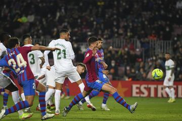 La segunda vez que Jutglà batió a Badía sí que subió al marcador. En una jugada de córner, botado por Ousmane Dembele, el delantero catalán se anticipó a su marcador y remató en el primer palo. 