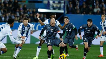 LEGANÉS (Madrid), 31/01/2025.- El delantero del Rayo Vallecano, Isaac Palazón "Isi", controla el balón ante los defensores del Leganés durante el encuentro correspondiente a la jornada 22 de Laliga EA Sports que disputan hoy viernes Leganés y Rayo Vallecano en el estadio de Butarque, en la localidad madrileña. EFE / Juanjo Martín.