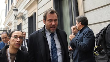 El ministro de Transportes y Movilidad Sostenible, ?scar Puente, a su llegada a la Solemne Sesi¨®n de Apertura de las Cortes Generales de la XV Legislatura, en el Congreso de los Diputados, a 29 de noviembre de 2023, en Madrid (Espa?a). El Rey abre hoy la decimoquinta legislatura en una sesi¨®n plenaria solemne que re¨²ne en el Congreso a diputados y senadores con la ausencia anunciada de Esquerra Republicana (ERC), Bildu y el Bloque Nacionalista Gallego. Felipe VI pronuncia en esta sesi¨®n el primer discurso pol¨ªtico tras la presentaci¨®n de la ley de amnist¨ªa rechazada por PP y Vox y tras los pactos que el PSOE firm¨® con ERC y Junts. La Apertura Solemne de la legislatura se celebra cuatro meses despu¨¦s de las elecciones generales del 23 de julio, en las que salieron elegidos los actuales diputados y senadores.
29 NOVIEMBRE 2023;MADRID;SOLEMNE;SESI?N DE APERTURA;CORTES GENERALES;XV LEGISLATURA;CONGRESO DE LOS DIPUTADOS
Fernando S¨¢nchez / Europa Press
29/11/2023