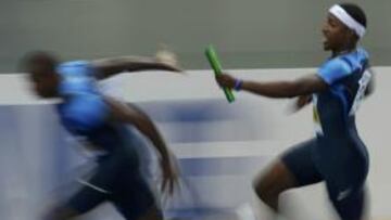 Momento en que los integrantes del equipo de Estados Unidos realizan la entrega del último testigo que ha provocado su descalificación.