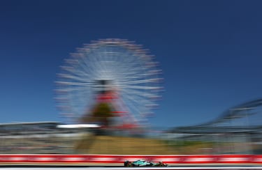 Fernando Alonso conduce el Mercedes AMR25 del equipo Aston Martin F1 en la pista durante los entrenamientos previos al Gran Premio de Japón de F1 en el Circuito de Suzuka.