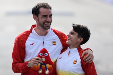 Los atletas españoles Álvaro Martín y María Pérez posan tras ganar el oro en la prueba de maratón mixto de marcha de los Juegos Olímpicos de París 2024.