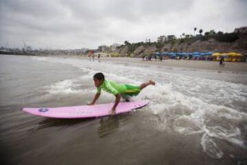 Clases de surf en una playa cerca de Alto Perú barrio de chabolas de Lima. Desde 2008, la ONG Alto Perú busca ofrecer a los niños de un barrio pobre de pescadores conocido como Alto Perú, la oportunidad de aprender y practicar deportes alternativos como el surf y el Muay Thai de forma gratuita.