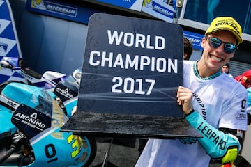 En Australia y cuando aún restaban dos carreras del Mundial, Joan Mir se proclama campeón de Moto3 tras una carrera sobre agua y suspendida a siete vueltas del final. 