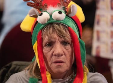 Una mujer disfraza al inicio del Sorteo Extraordinario de la Lotería de Navidad 2022.
