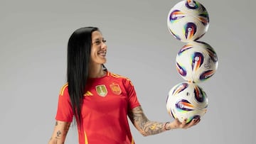 30/11/25 FOTO JENNI JENNIFER HERMOSO CON LA EQUIPACION DE LA SELECCION ESPAÑOLA ESPAÑA RETRATO ENTREVISTA POSANDO CON BALONES
PUBLICADA 02/12/25 NA MA45 3COL