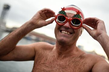 Un participante en la 108 edición de la Copa Nadal, la tradicional prueba que el día de Navidad organiza el Club Natación Barcelona en las aguas del Puerto de Barcelona.