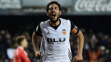 Valencia&#039;s midfielder Dani Parejo celebrates after scoring  during the Spanish league football match between Valencia and Celta Vigo at the Mestalla Stadium in Valencia on December 9, 2017. / AFP PHOTO / JOSE JORDAN