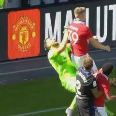 Tangana en el United-Atleti: McTominay da un codazo a Oblak y ambos ven la amarilla