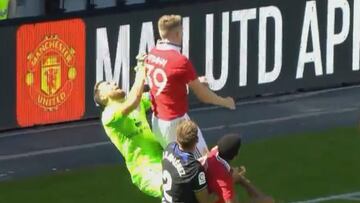 Tangana en el United-Atleti: McTominay da un codazo a Oblak y ambos ven la amarilla