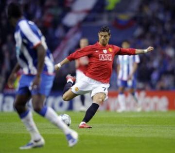 Cristiano marca el 0-1 con un impresionante obús, que le valía el Premio Puskas al gol más bonito de 2009, durante el partido de vuelta de los cuartos de final de la Champions League 08/09.